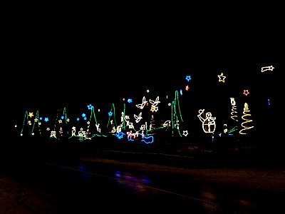 Vue d'ensemble des illuminations de Noël dans les Jardins de LY.